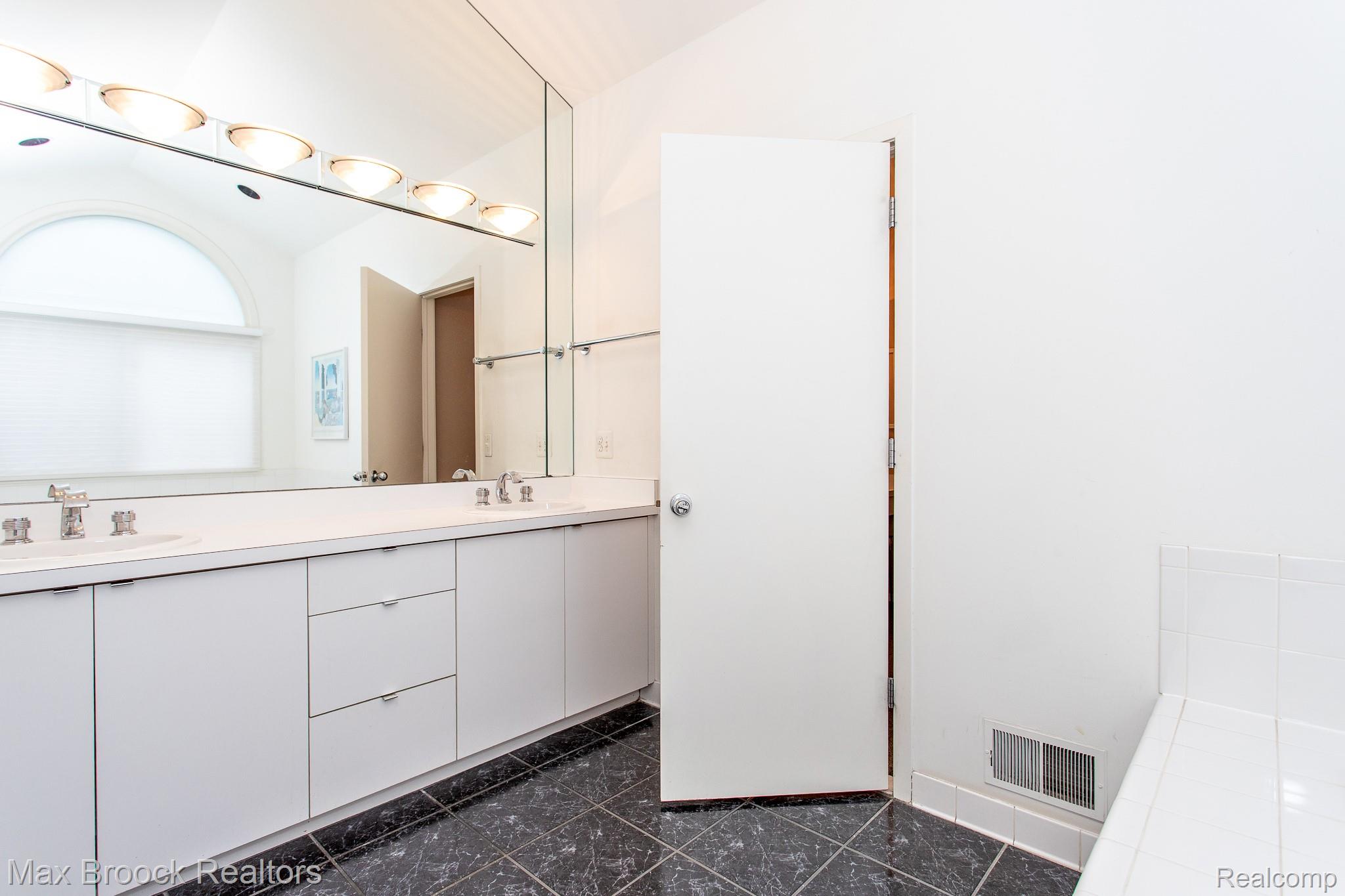 4741 Woodbine Circle Property Photo 39