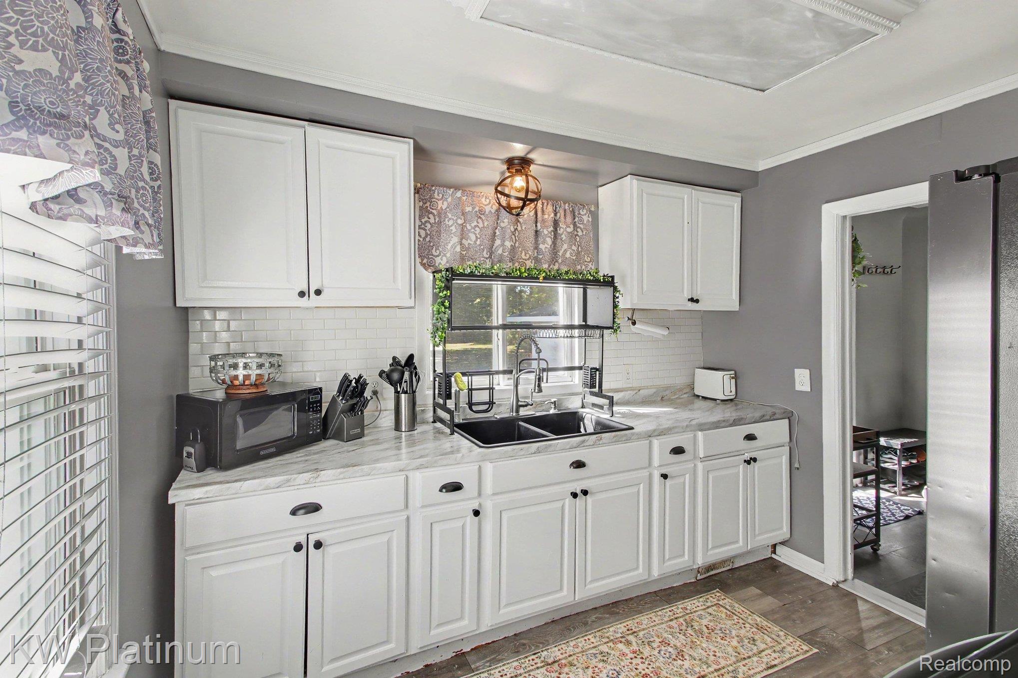 8586 Superior Property Photo 7