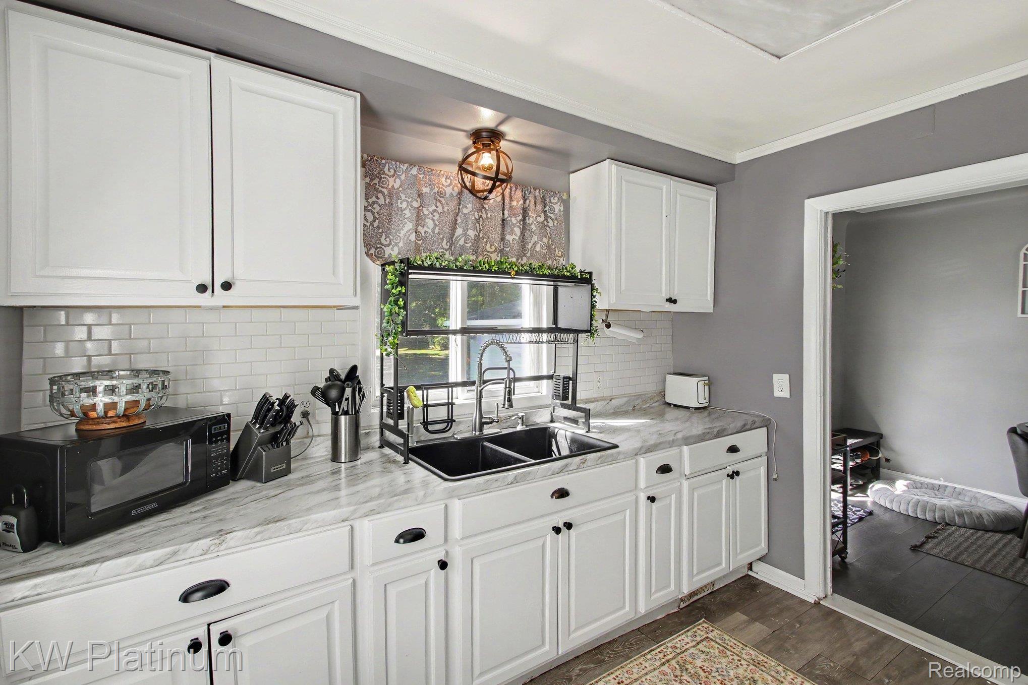 8586 Superior Property Photo 8