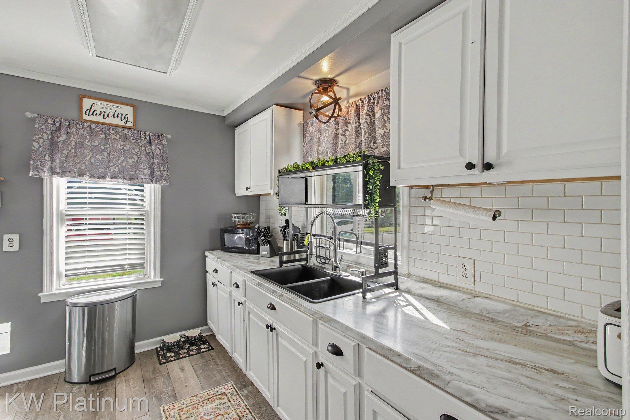 8586 Superior Property Photo 9