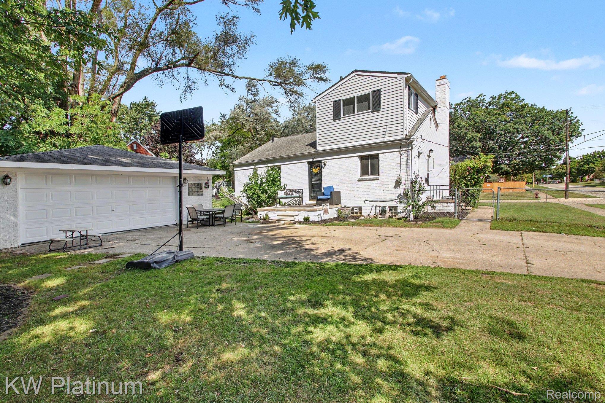 8586 Superior Property Photo 23