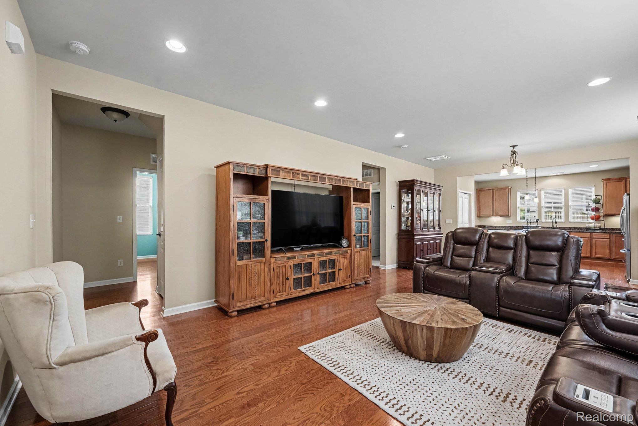 9407 Sand Hill Drive Property Photo 3