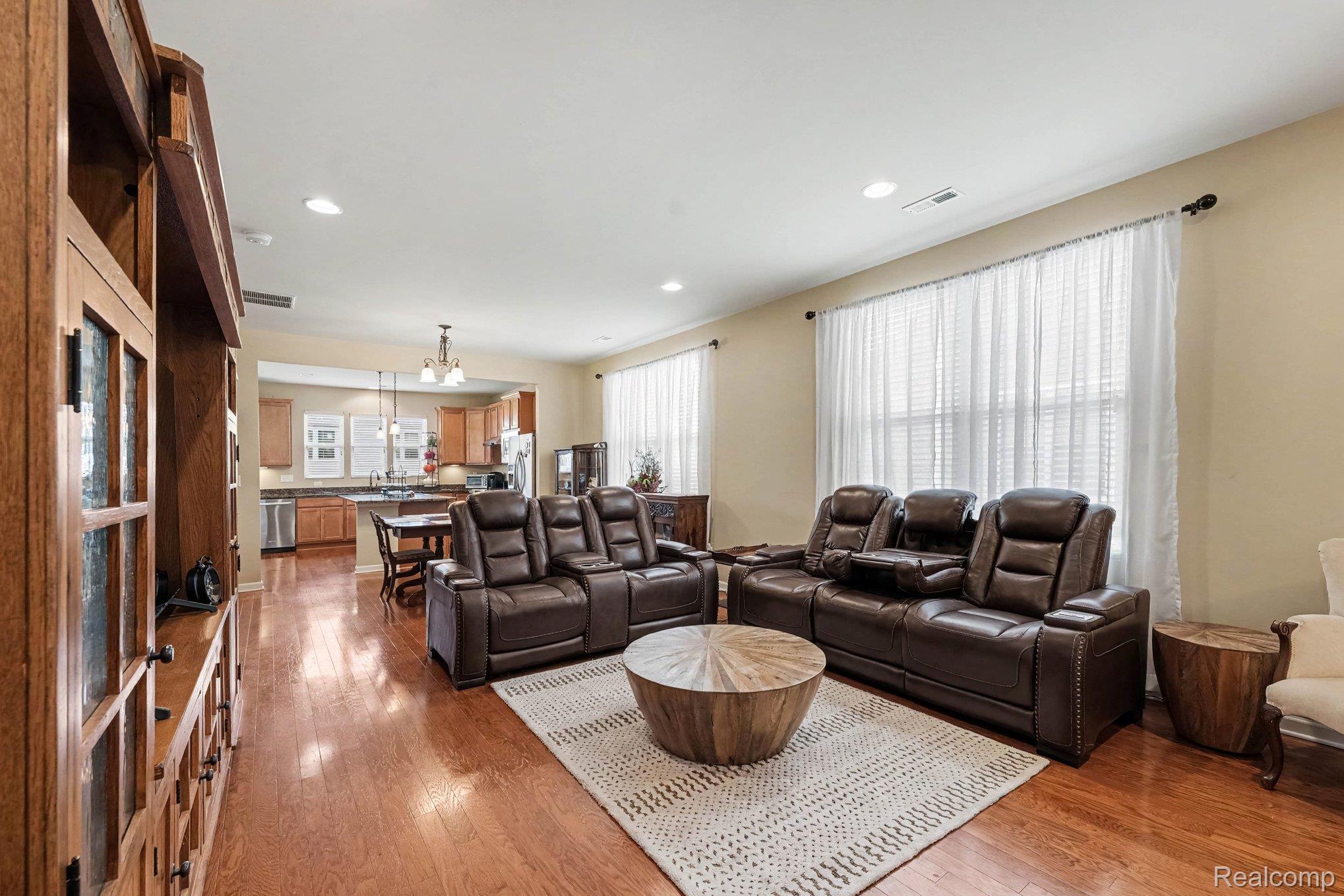 9407 Sand Hill Drive Property Photo 4