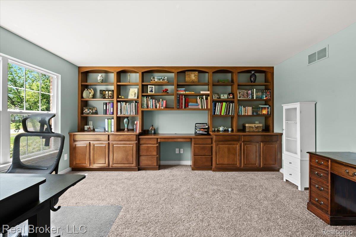 10080 Rolling Pines Drive Property Photo 6