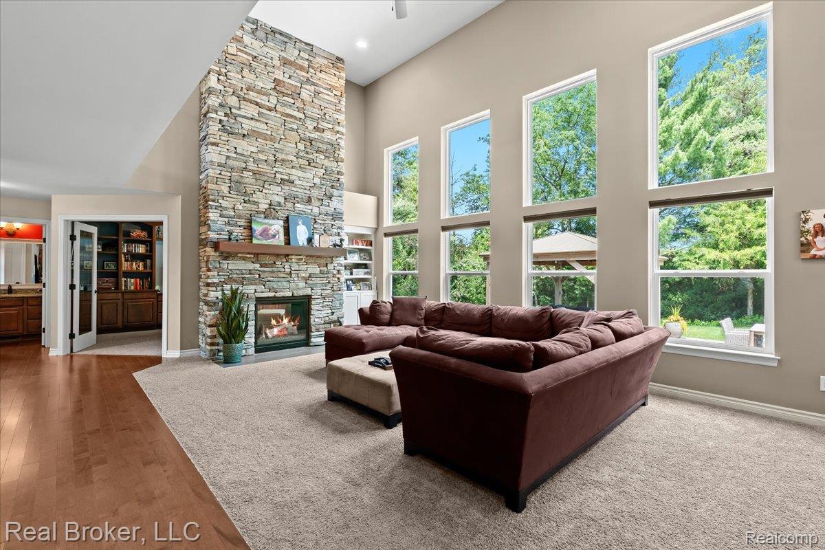 10080 Rolling Pines Drive Property Photo 9
