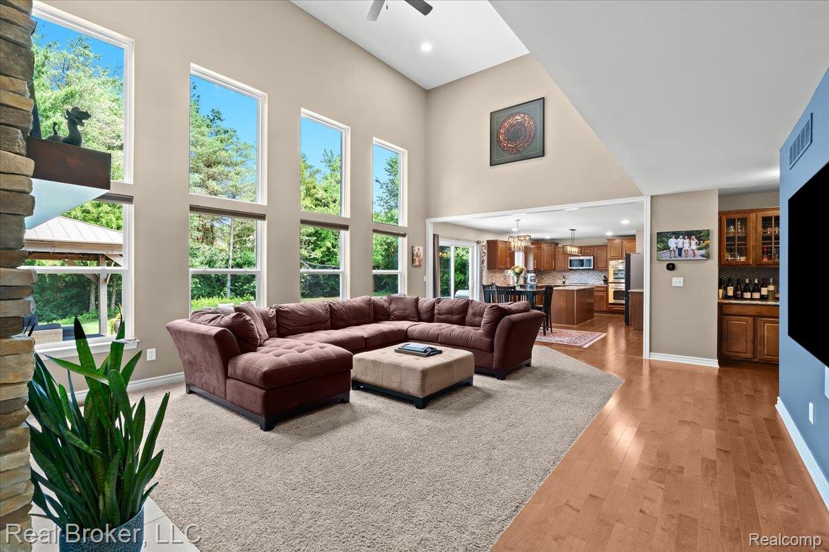 10080 Rolling Pines Drive Property Photo 11