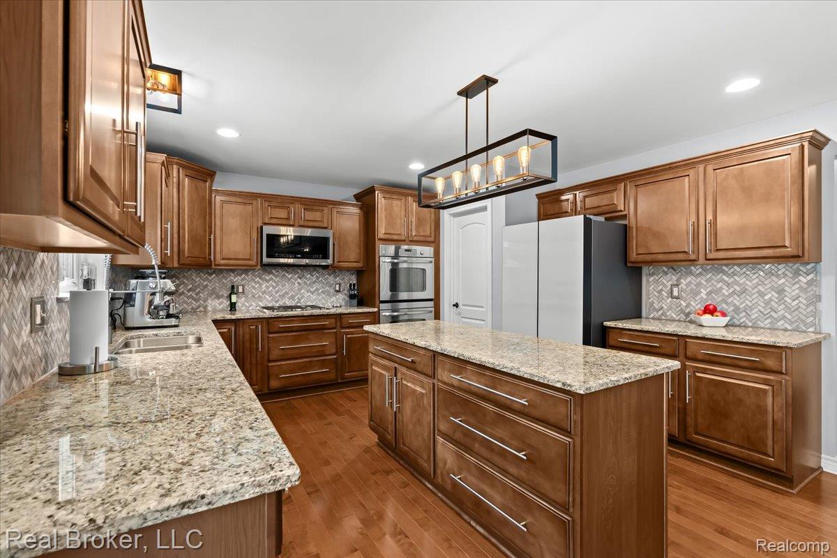 10080 Rolling Pines Drive Property Photo 13