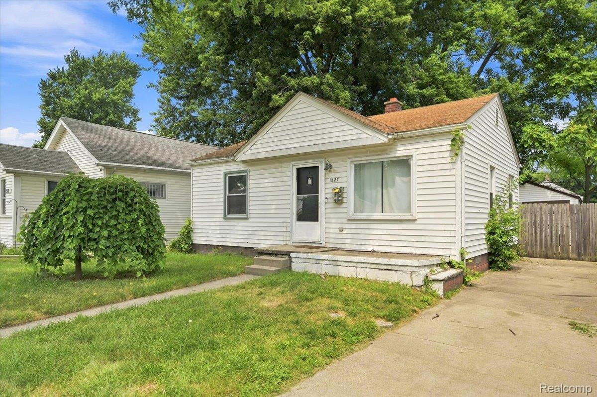 1527 E Meyers Avenue Property Photo 2