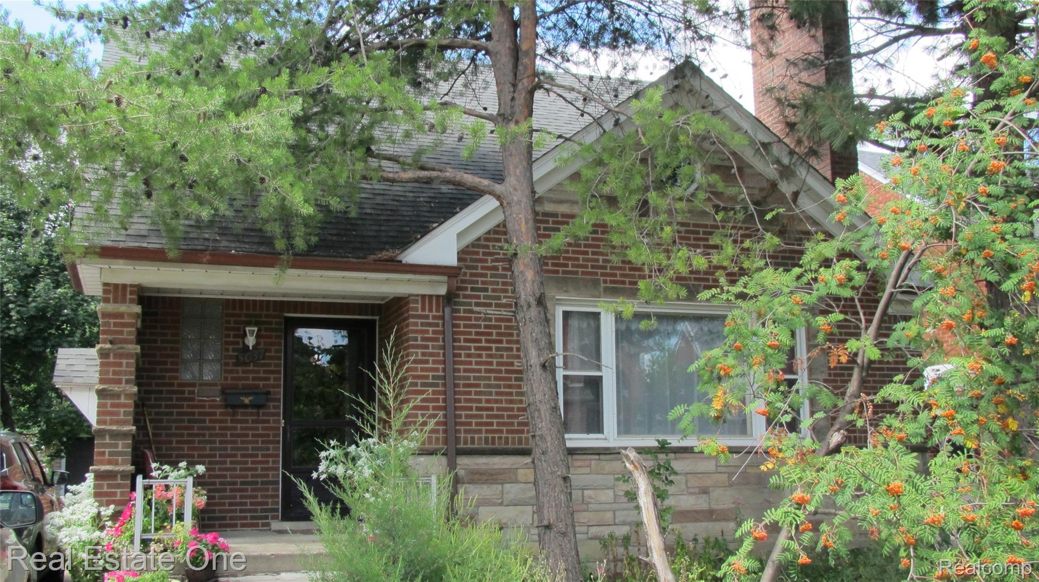 5037 Maple Street Property Photo 1