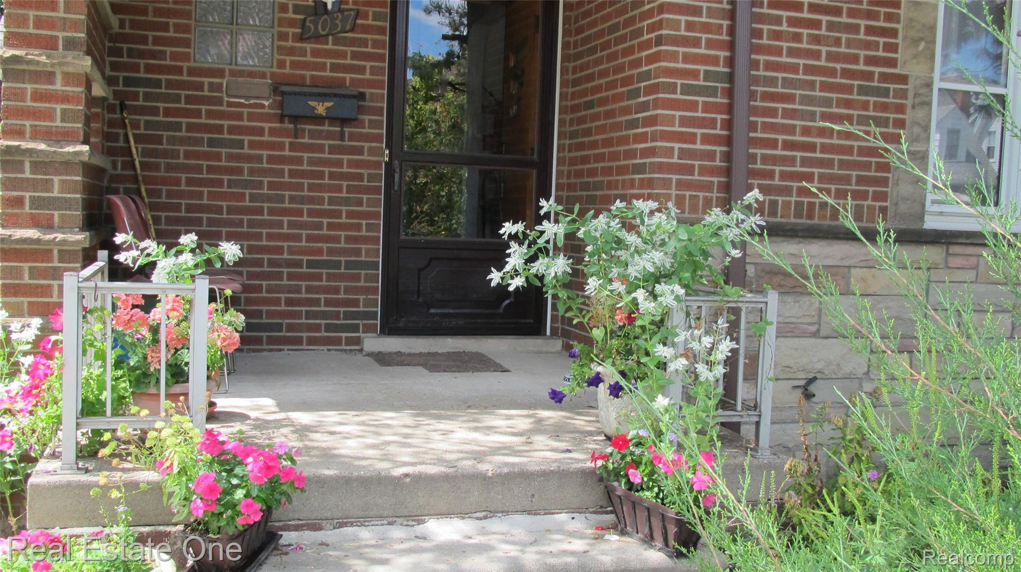 5037 Maple Street Property Photo 2