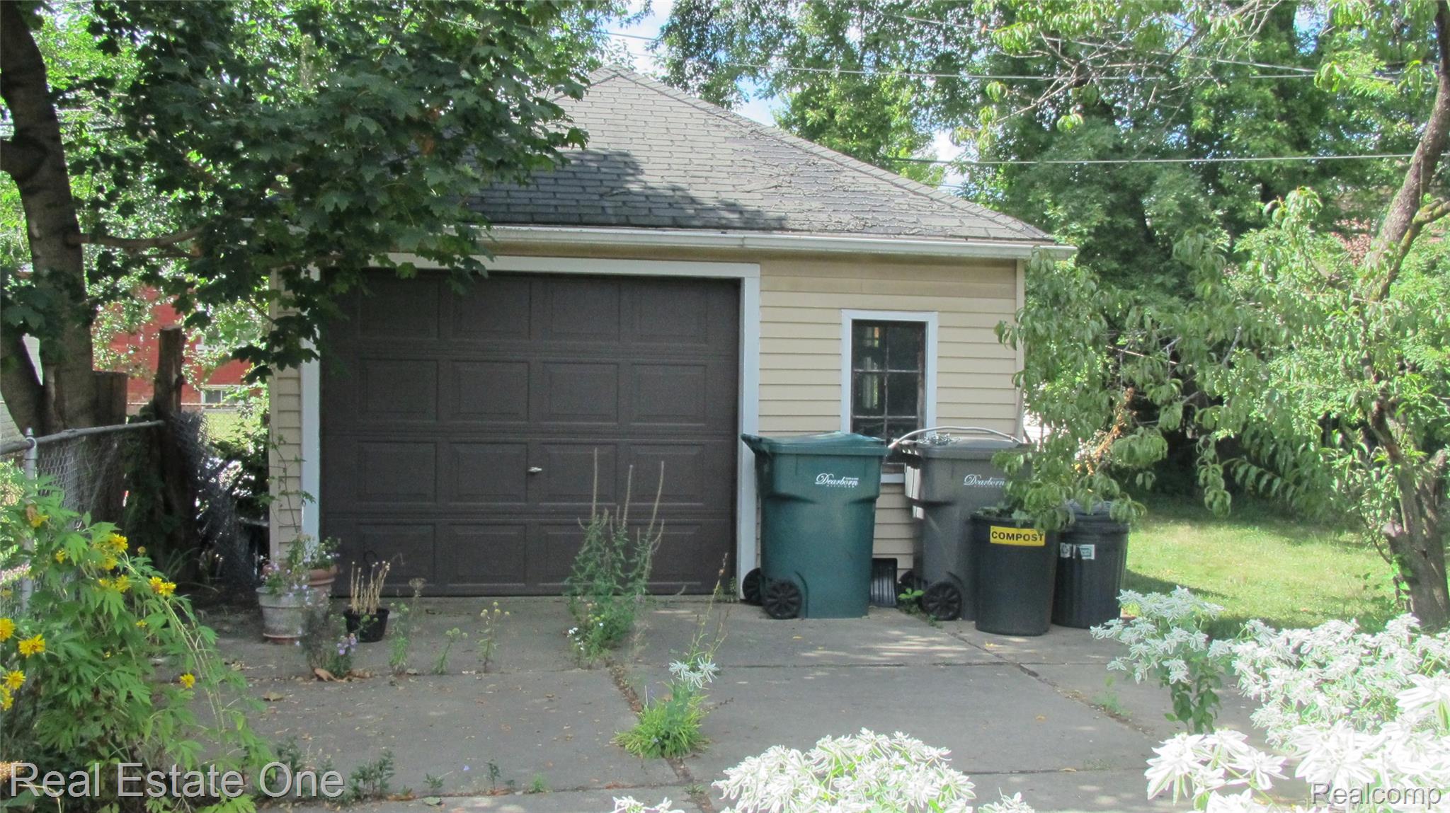 5037 Maple Street Property Photo 3