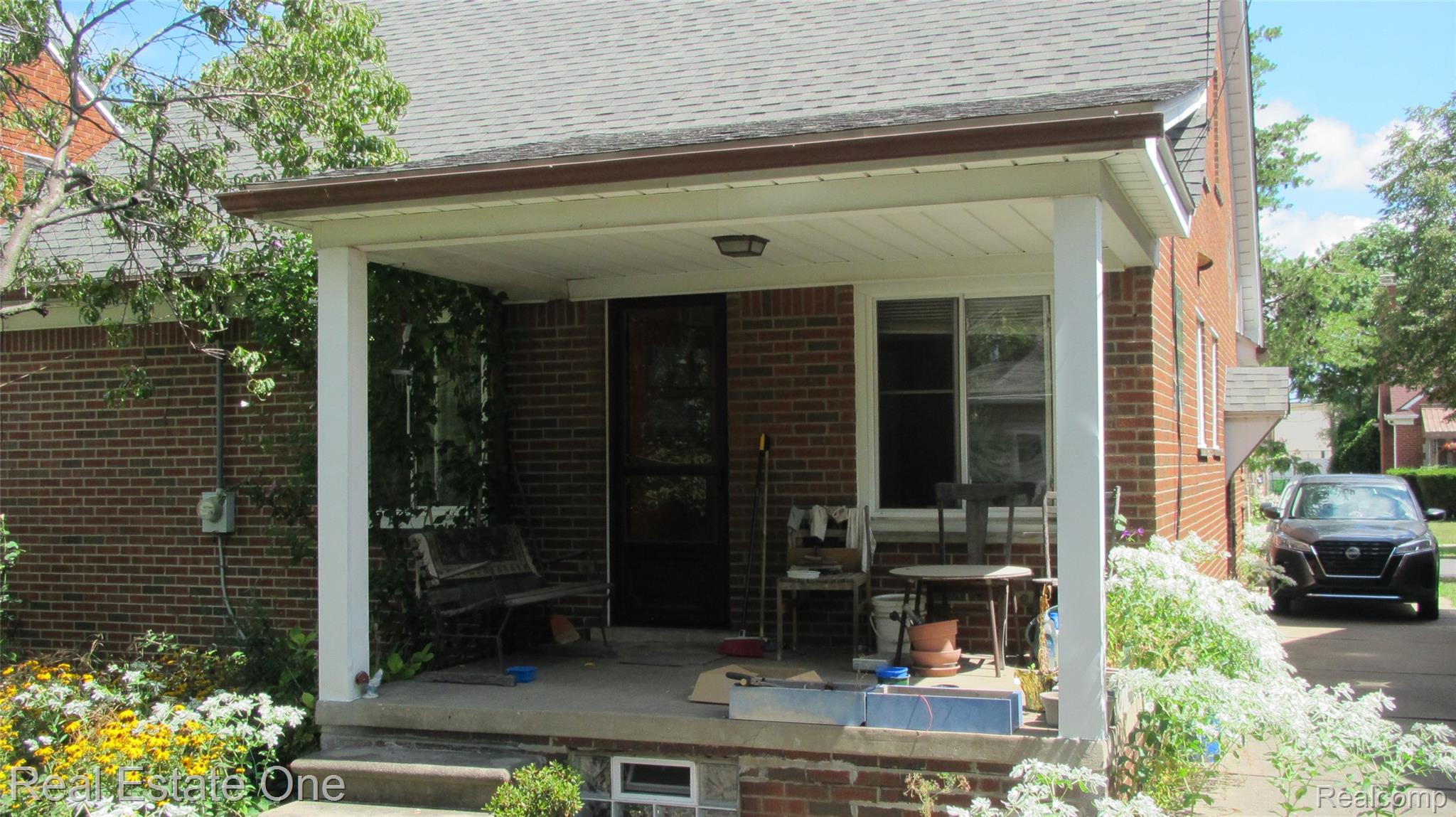 5037 Maple Street Property Photo 4