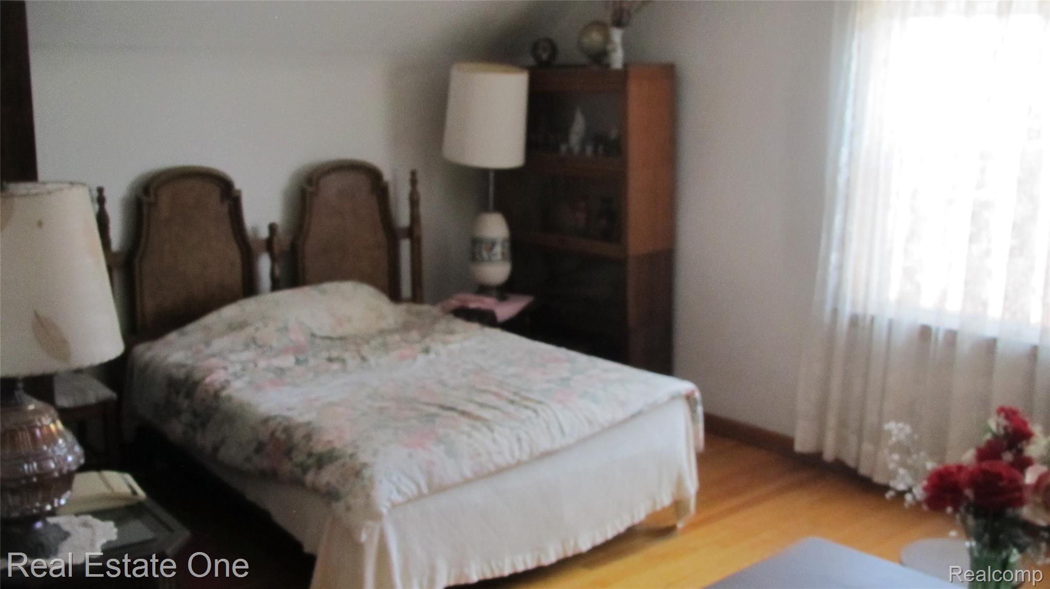 5037 Maple Street Property Photo 9