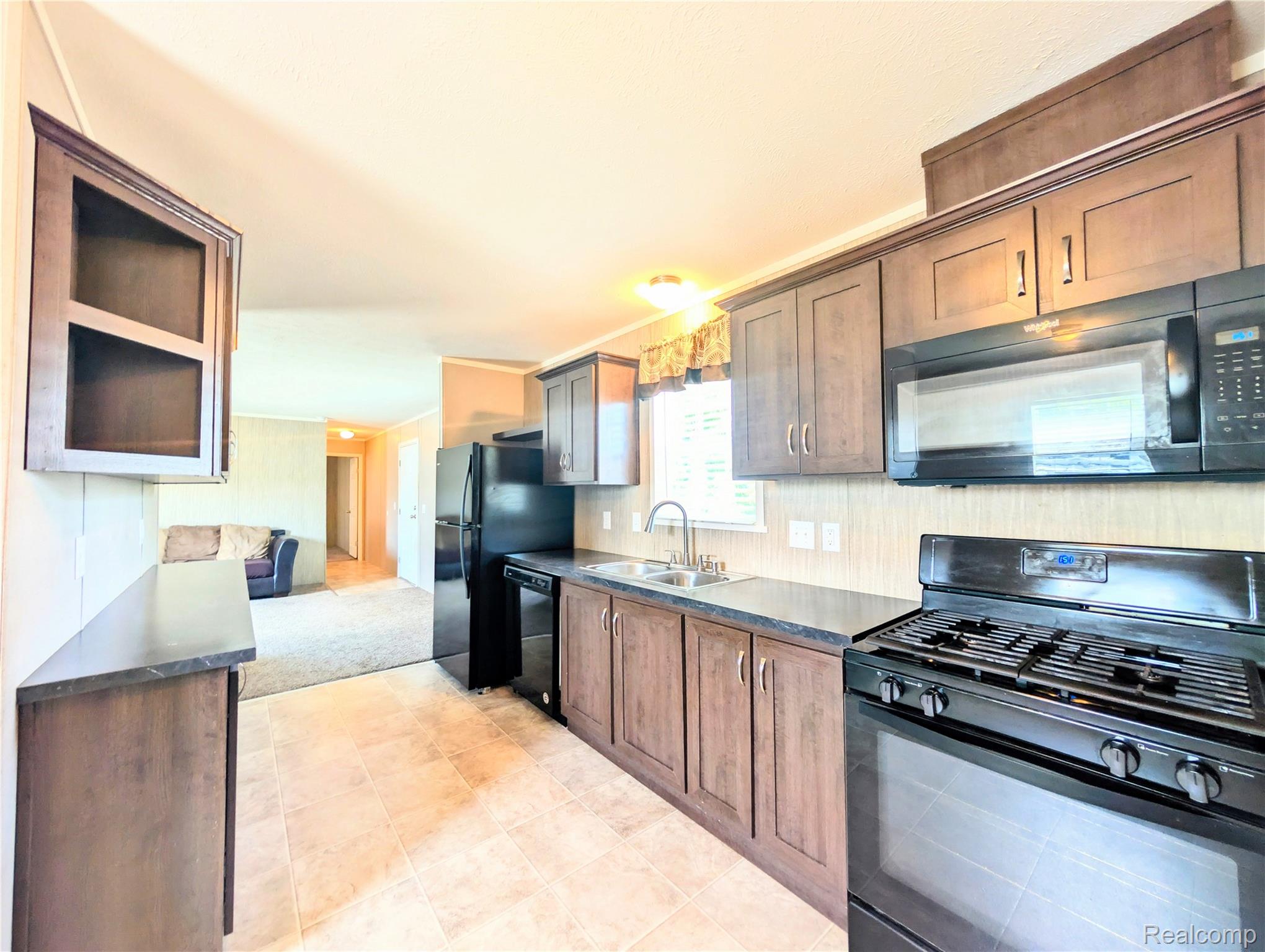 17092 Canterbury Circle Property Photo 4