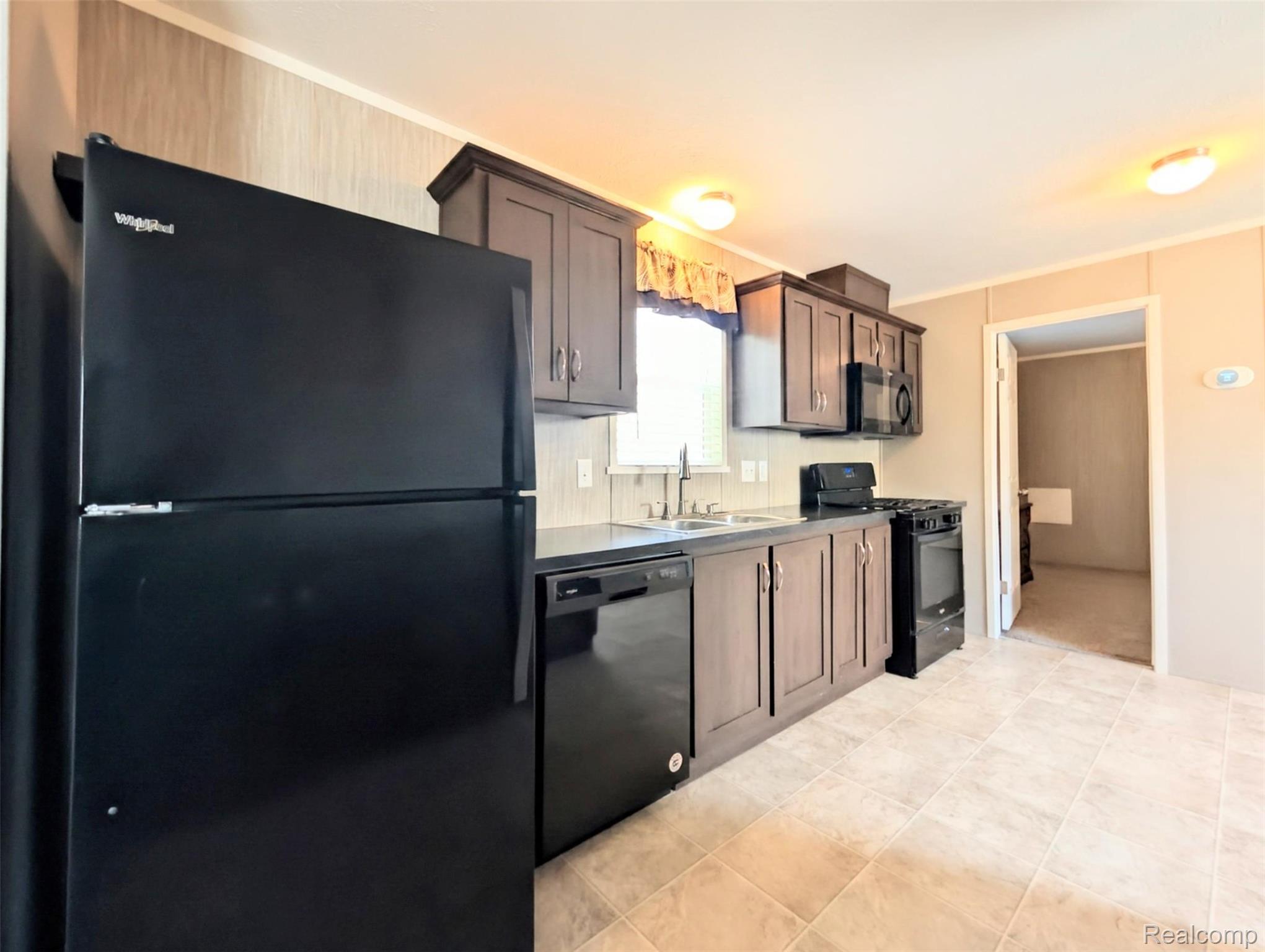 17092 Canterbury Circle Property Photo 5