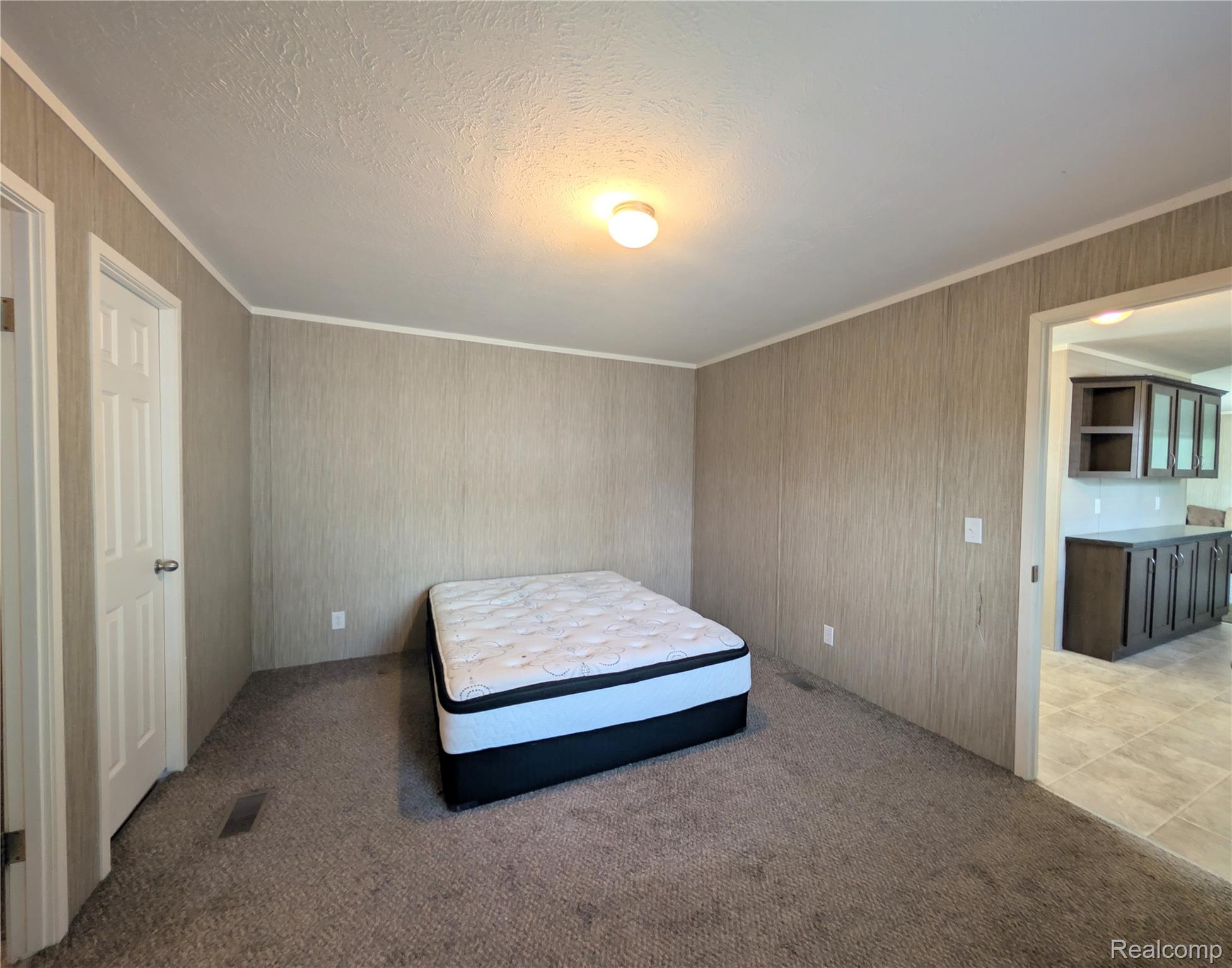 17092 Canterbury Circle Property Photo 9