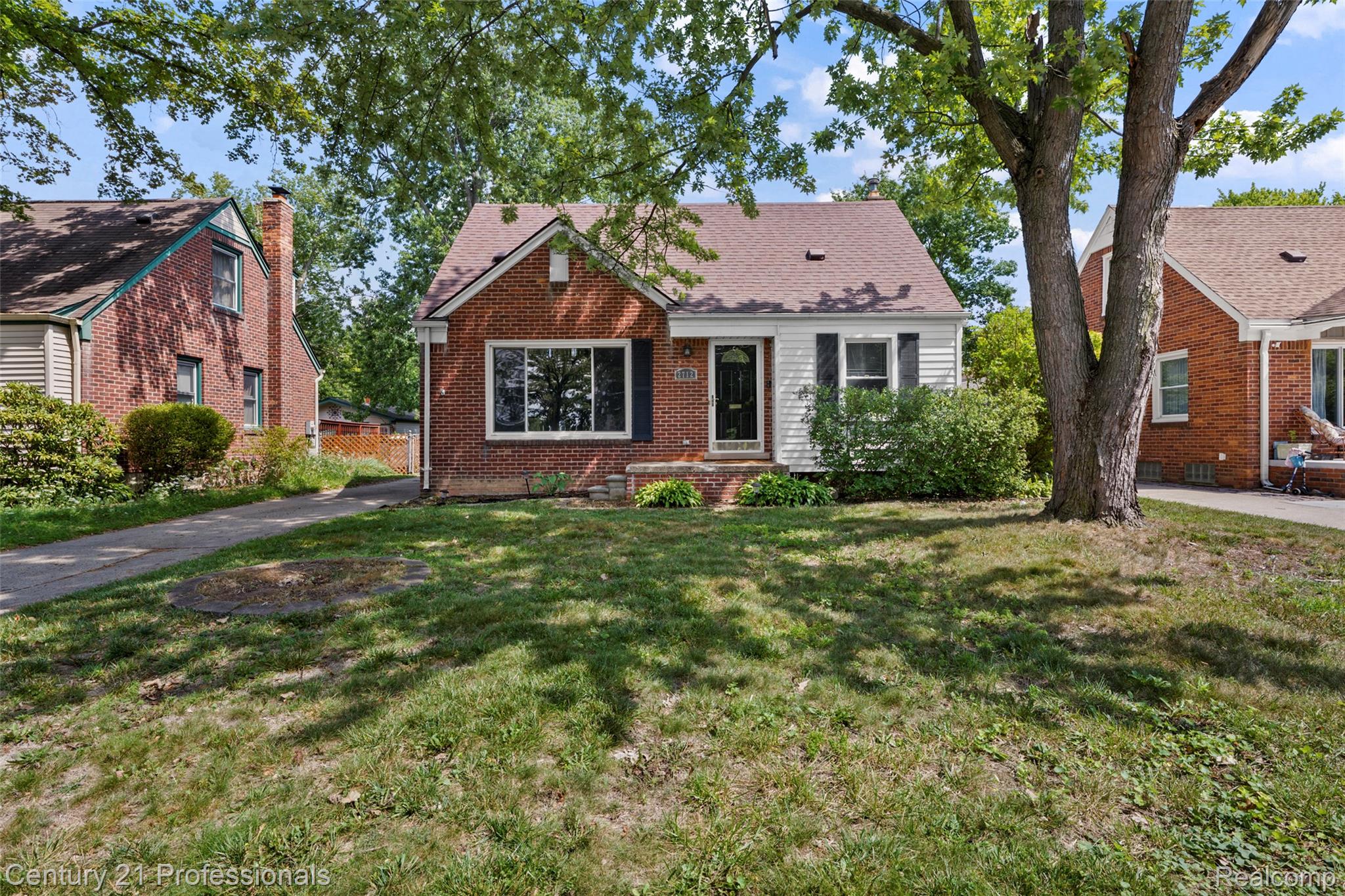 2712 N Vermont Avenue Property Photo 1