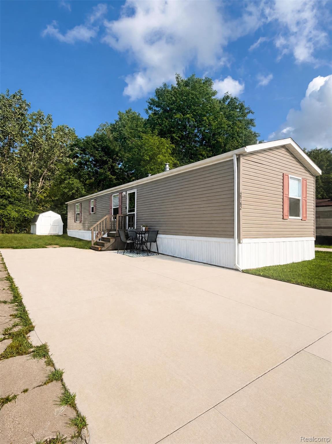 48582 Lakeview Property Photo 1