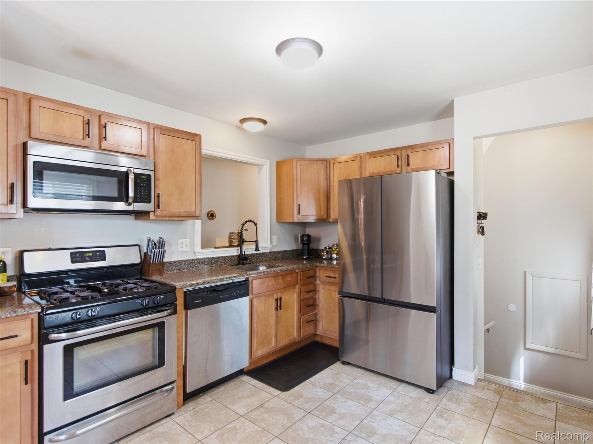 2226 Kipling Avenue Property Photo 5