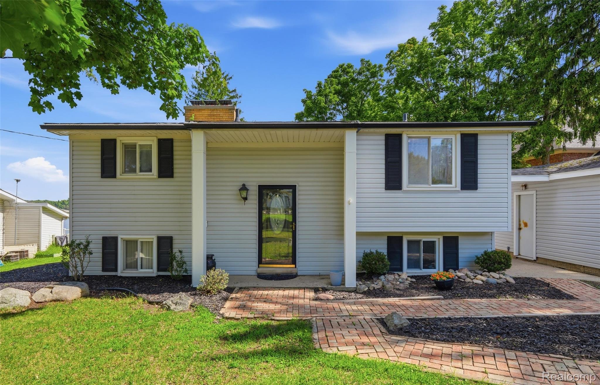 7416 Ledgewood Drive Property Photo 1