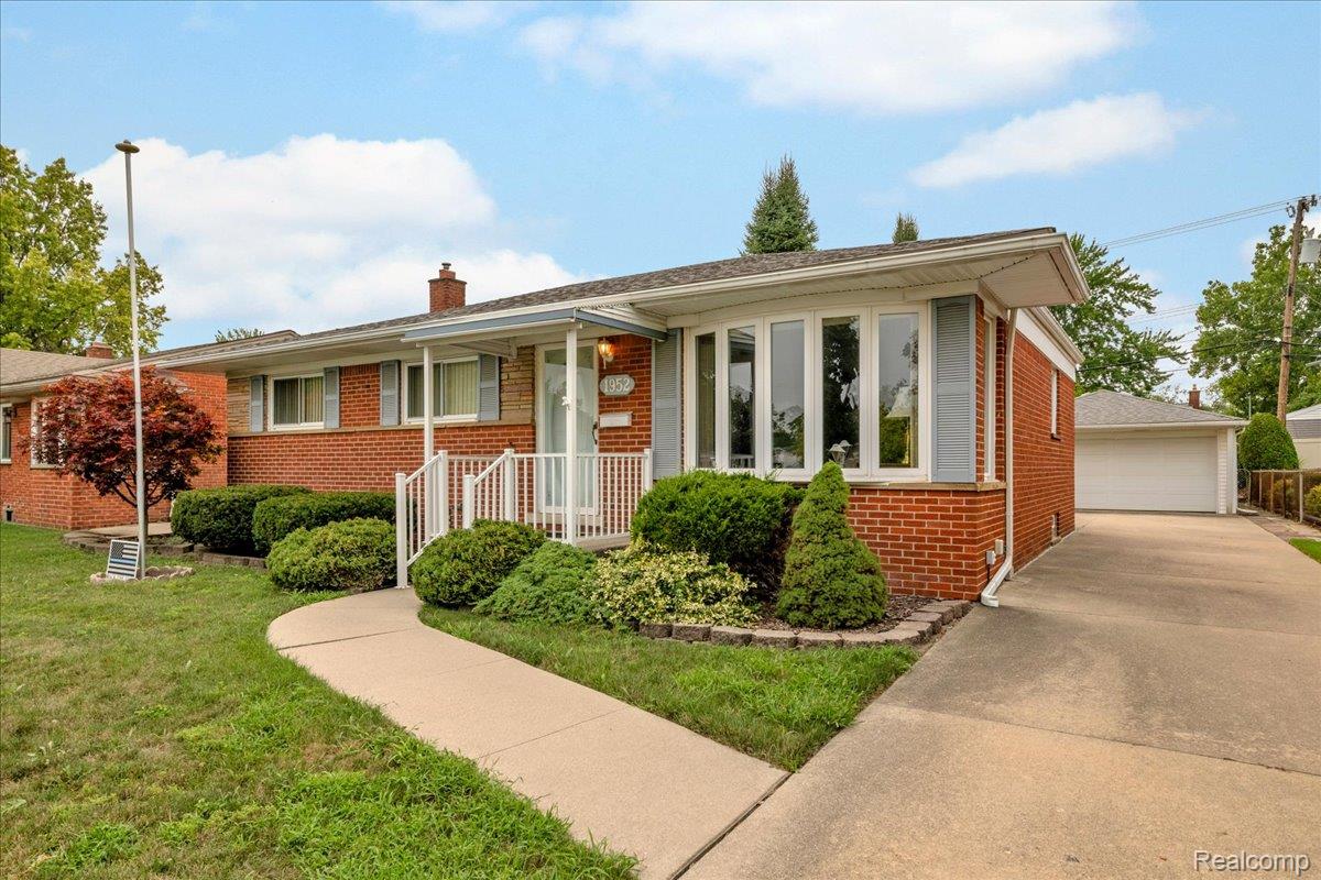 1952 Lakeview Street Property Photo 1
