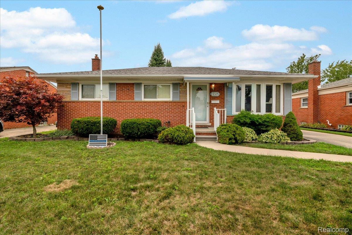 1952 Lakeview Street Property Photo 3