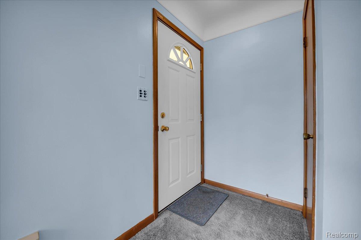 1952 Lakeview Street Property Photo 4
