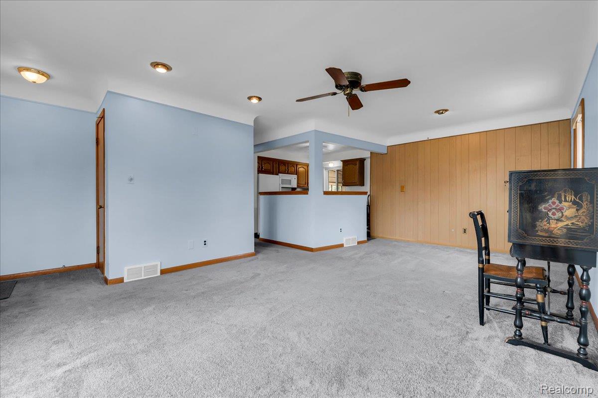 1952 Lakeview Street Property Photo 5