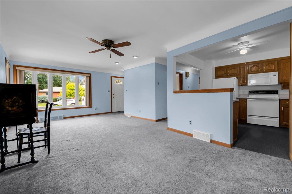 1952 Lakeview Street Property Photo 6