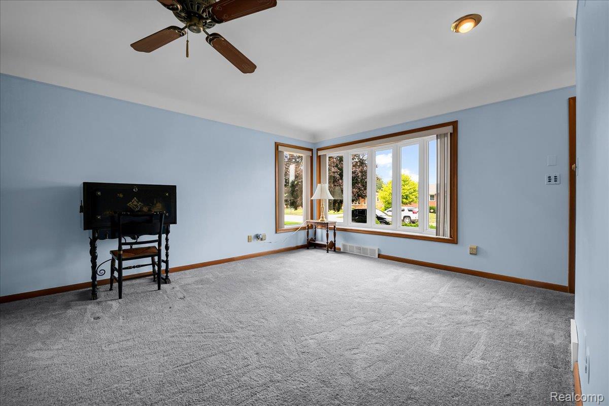 1952 Lakeview Street Property Photo 7