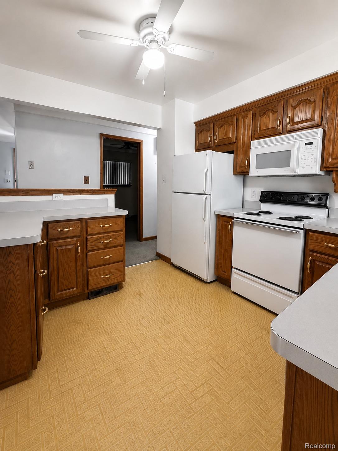 1952 Lakeview Street Property Photo 9