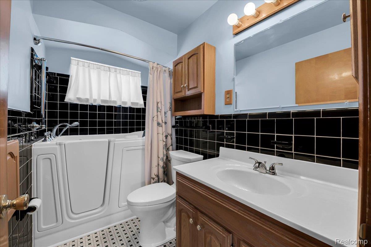 1952 Lakeview Street Property Photo 15
