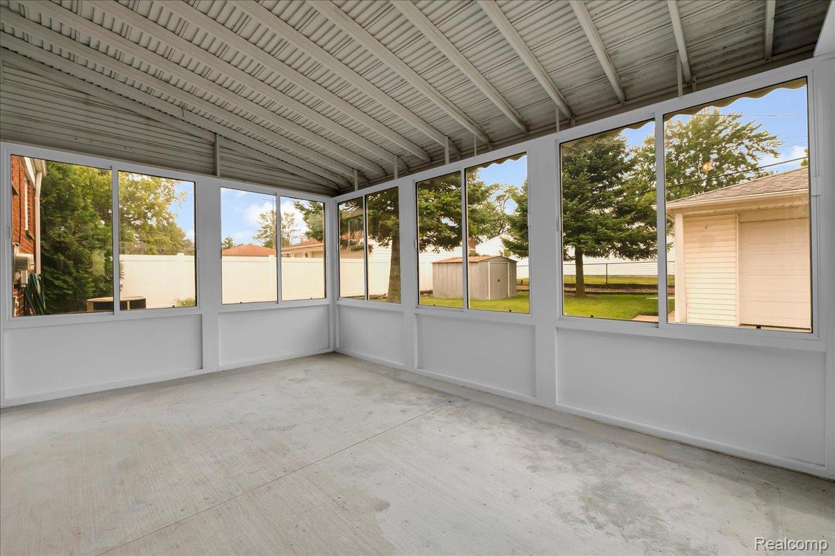 1952 Lakeview Street Property Photo 21
