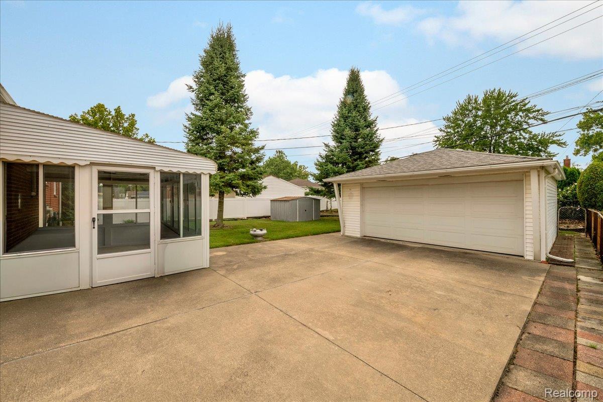 1952 Lakeview Street Property Photo 22