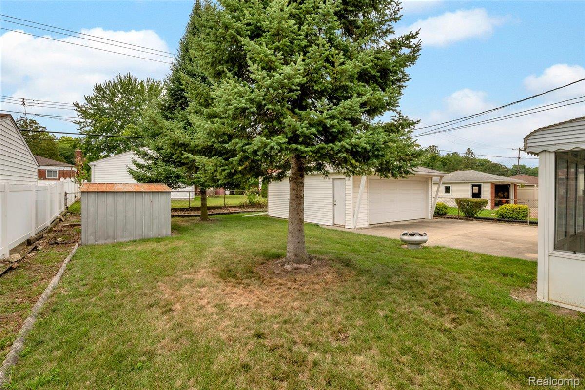 1952 Lakeview Street Property Photo 23