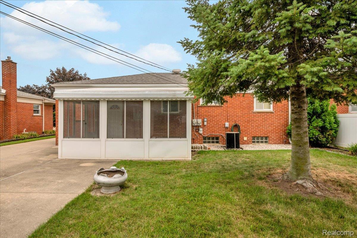 1952 Lakeview Street Property Photo 24