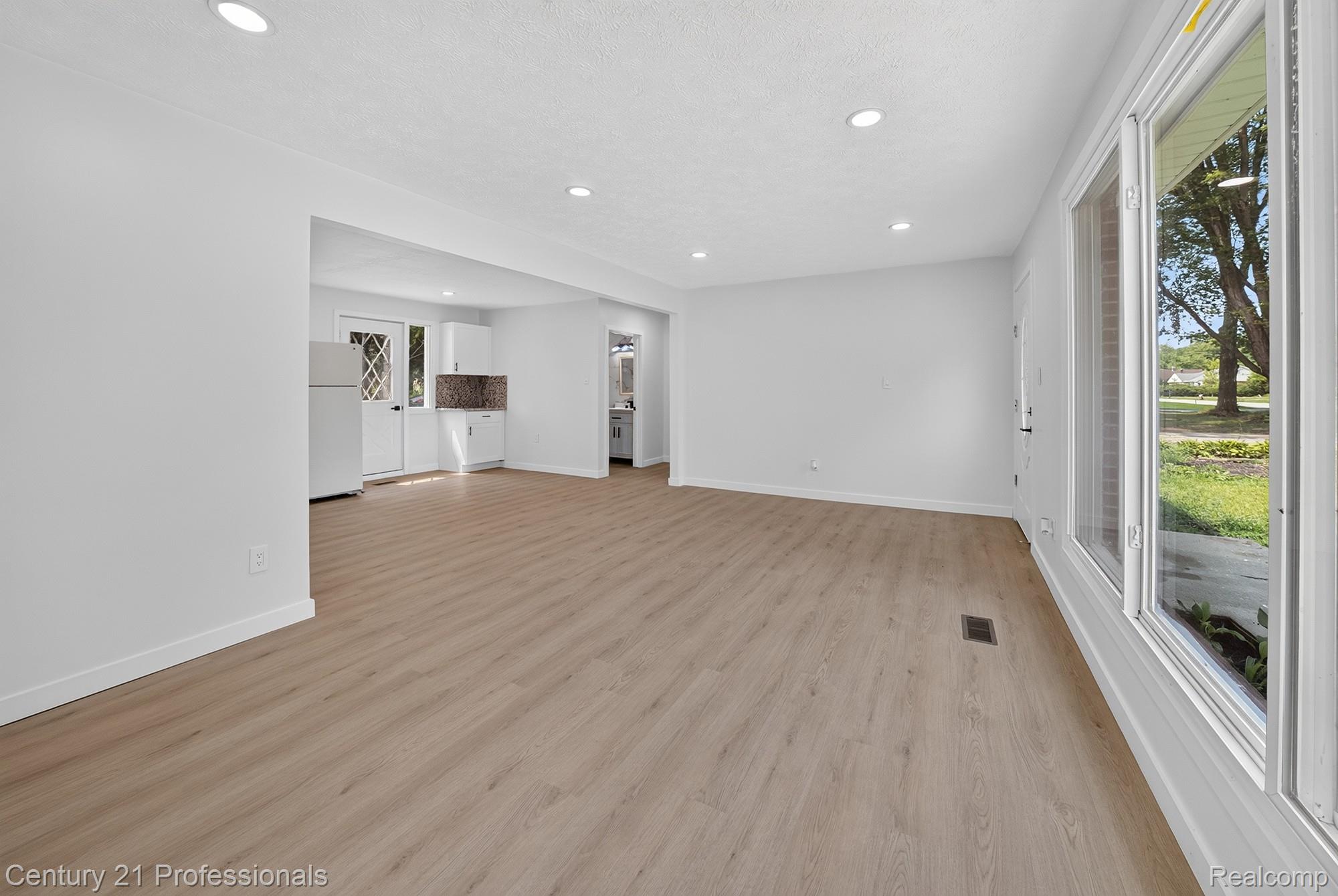 5000 Robert Street Property Photo 9
