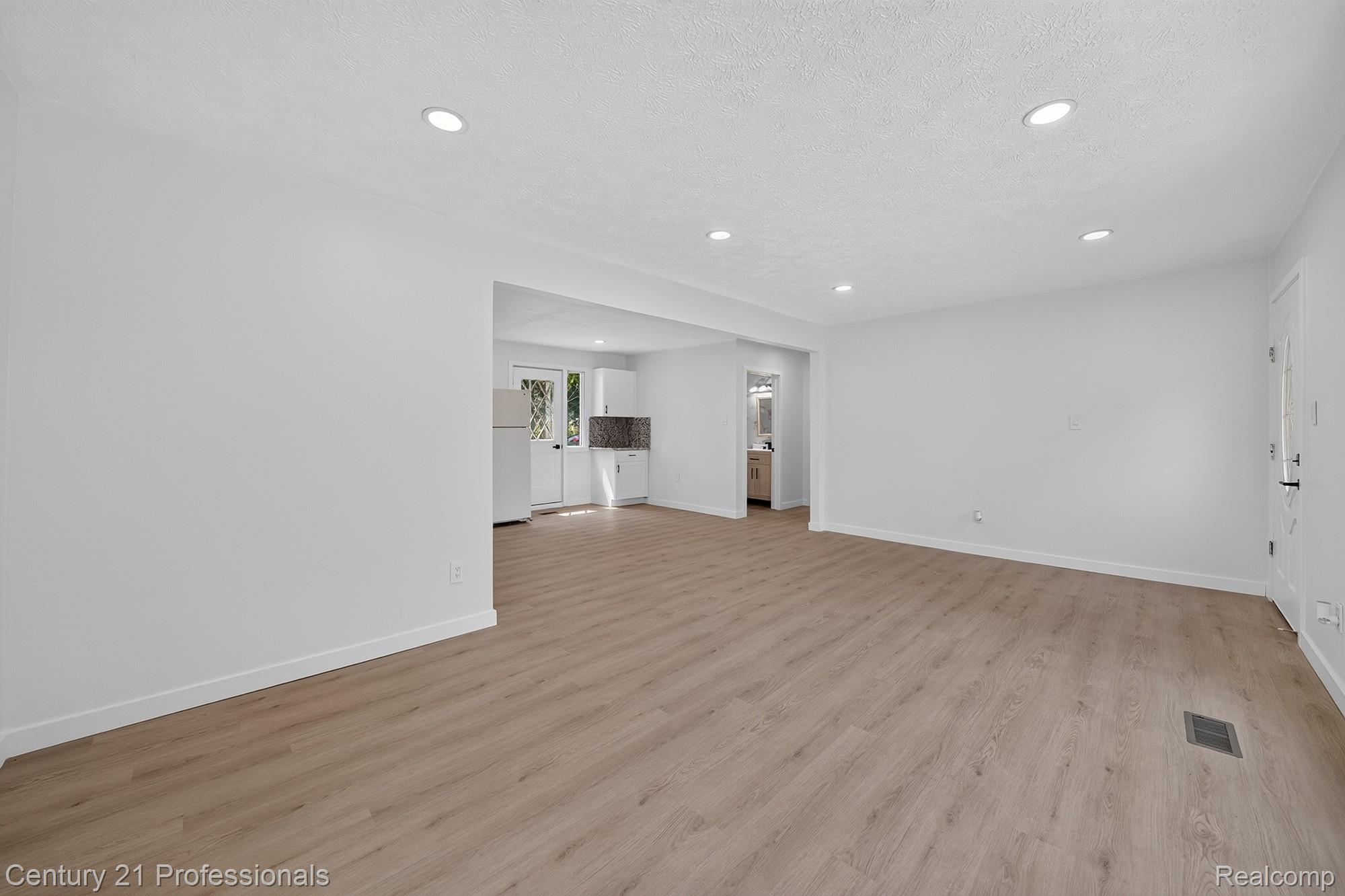 5000 Robert Street Property Photo 10