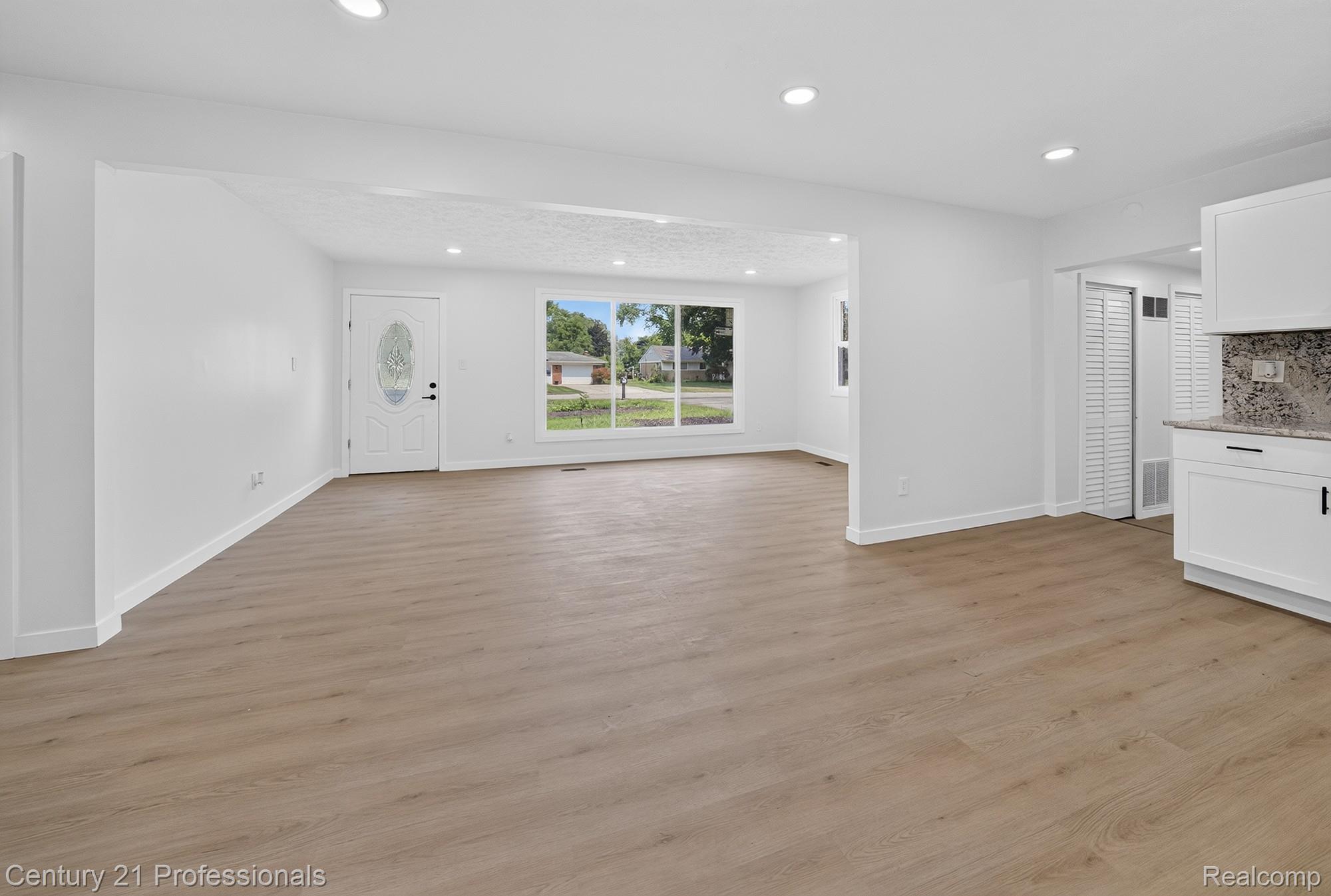 5000 Robert Street Property Photo 11