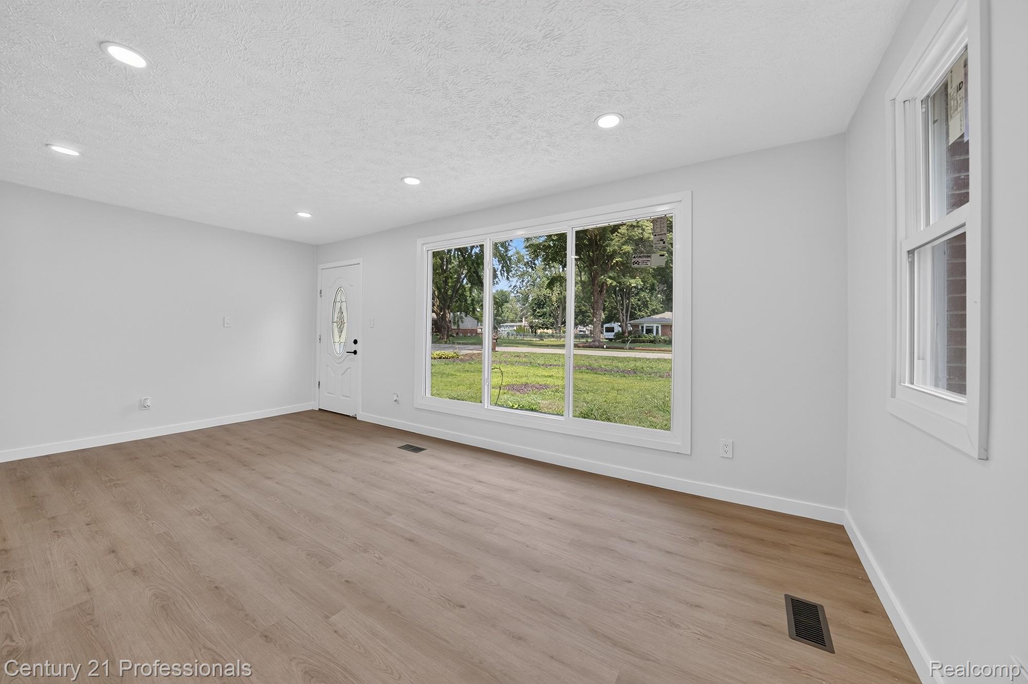 5000 Robert Street Property Photo 12