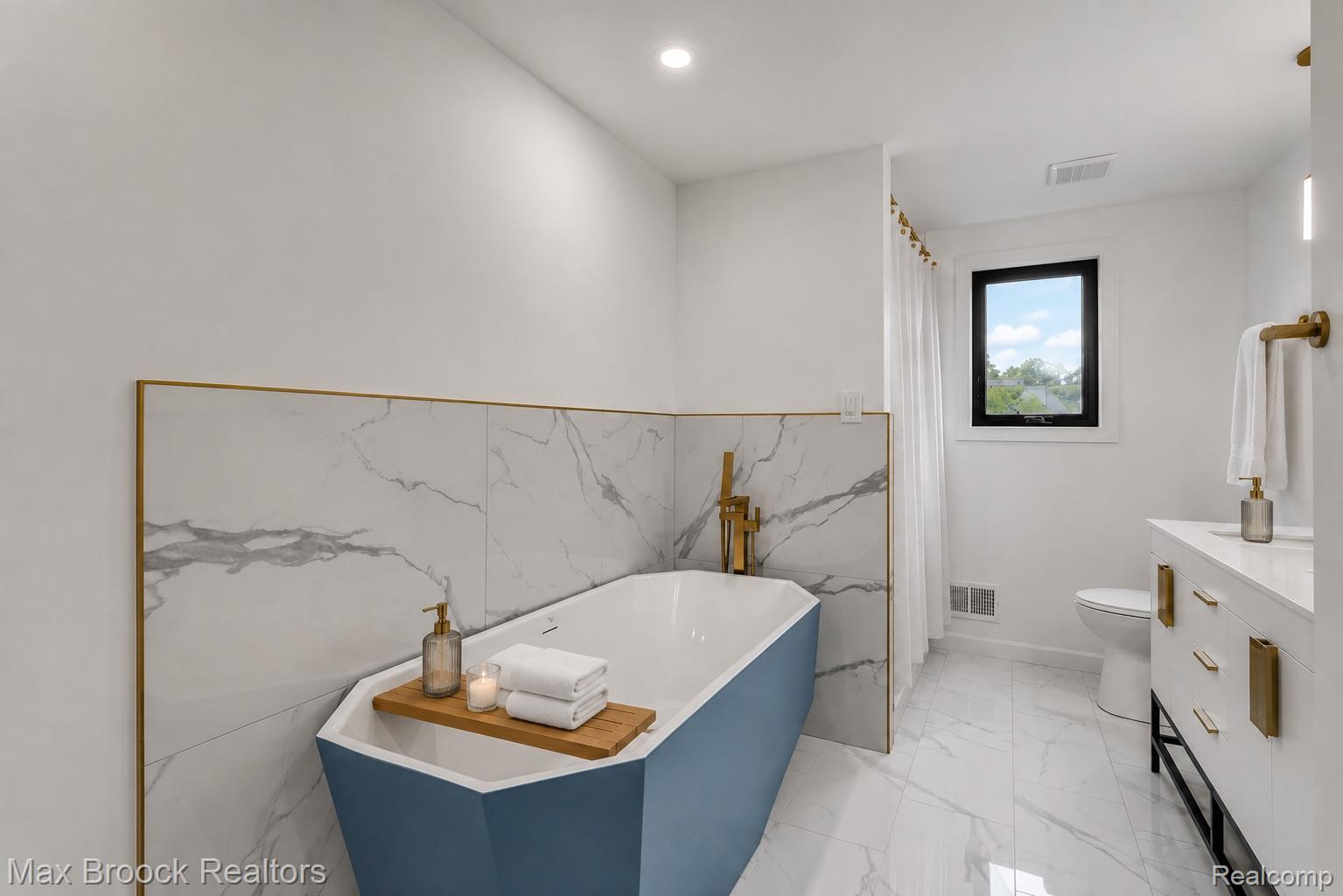 7244 Lahser Road Property Photo 8