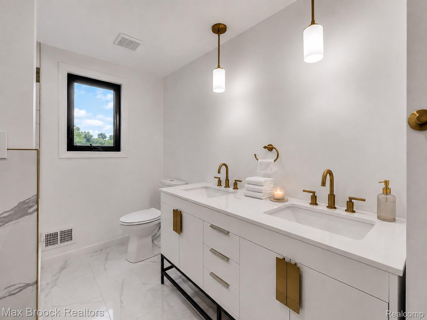 7244 Lahser Road Property Photo 10