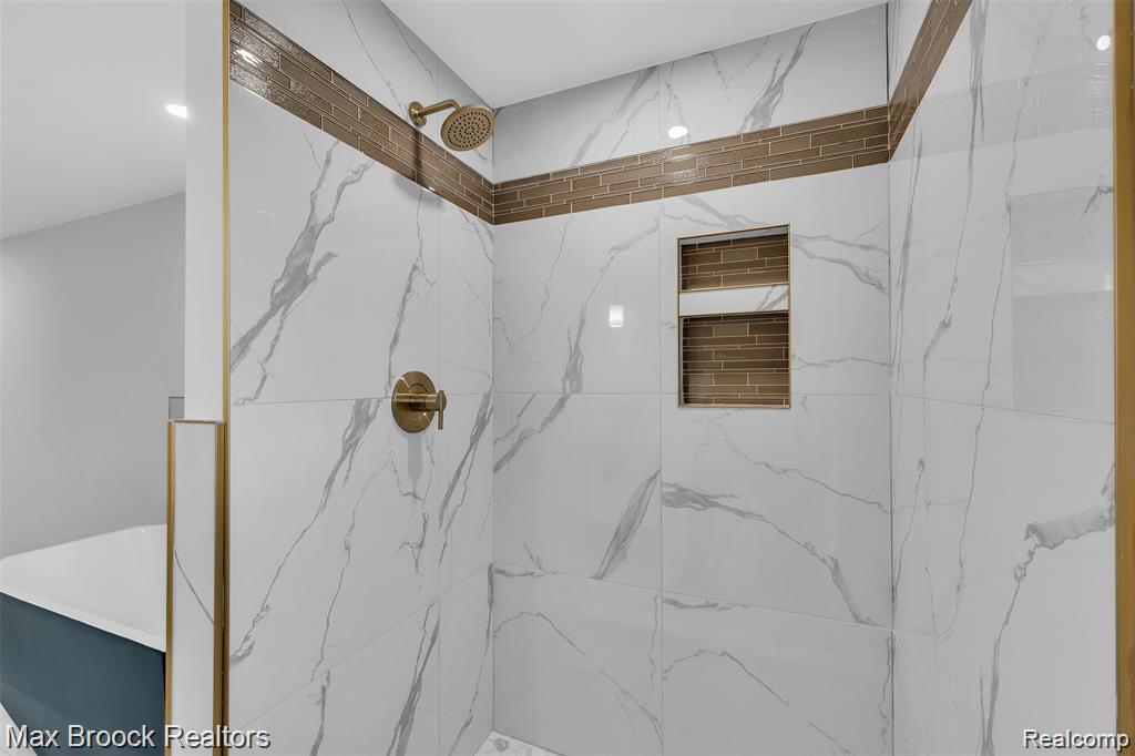 7244 Lahser Road Property Photo 11