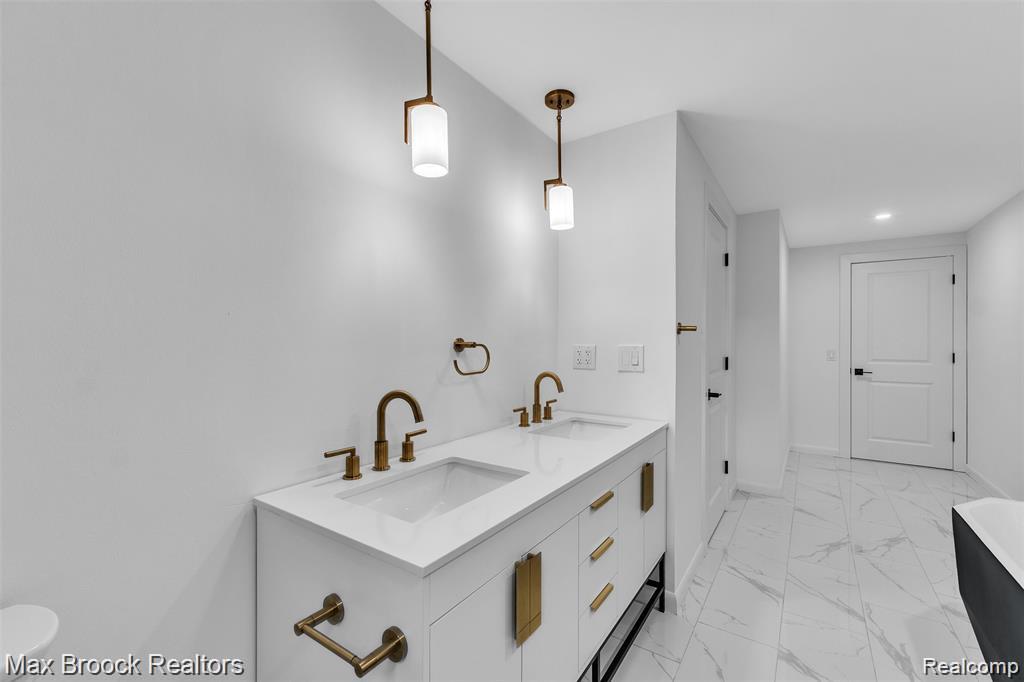 7244 Lahser Road Property Photo 12