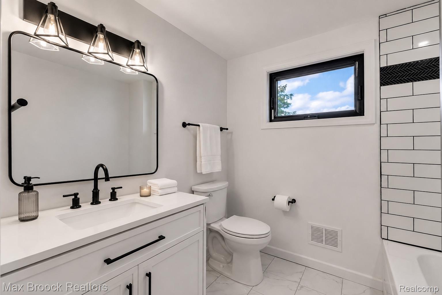 7244 Lahser Road Property Photo 15