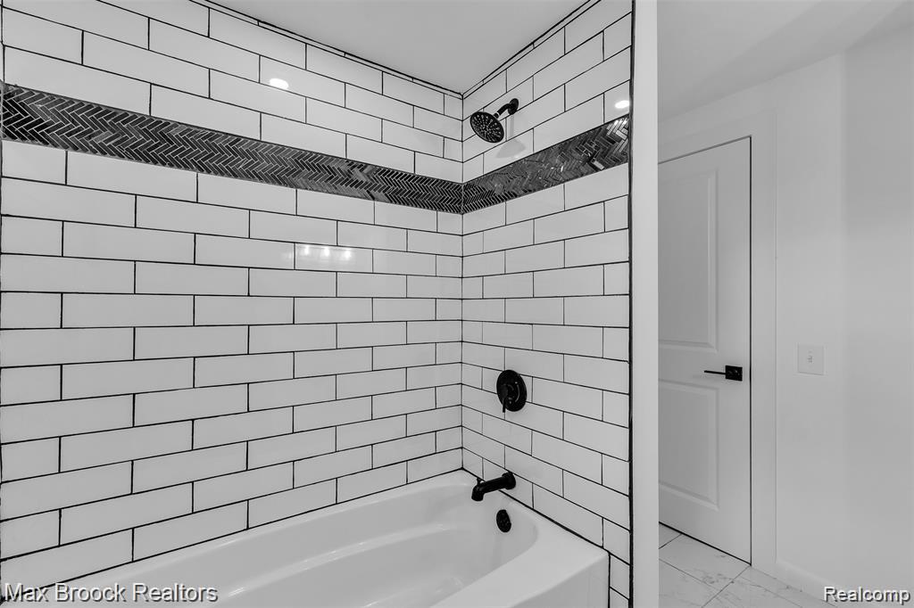 7244 Lahser Road Property Photo 16