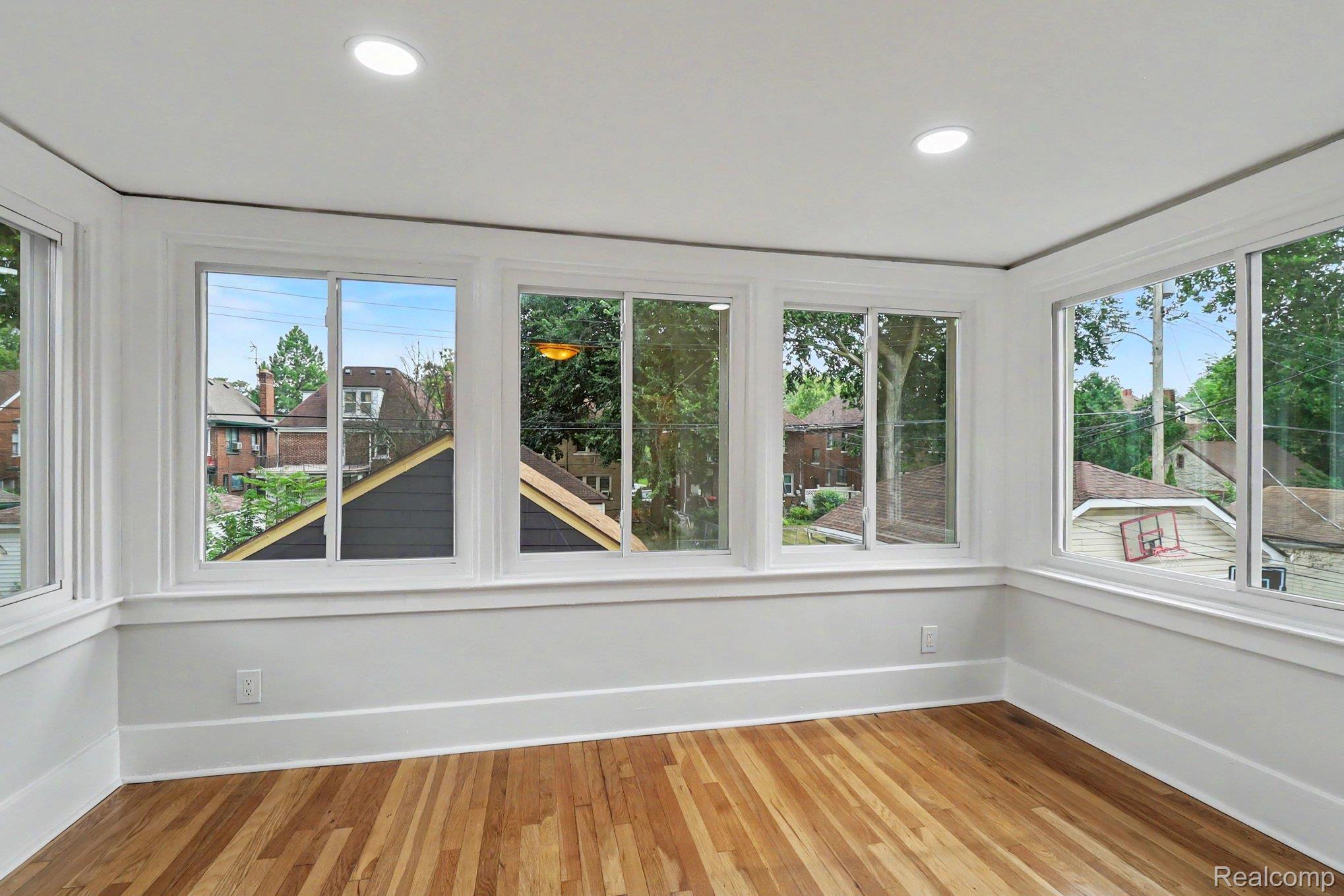 4251 Glendale Street Property Photo 6