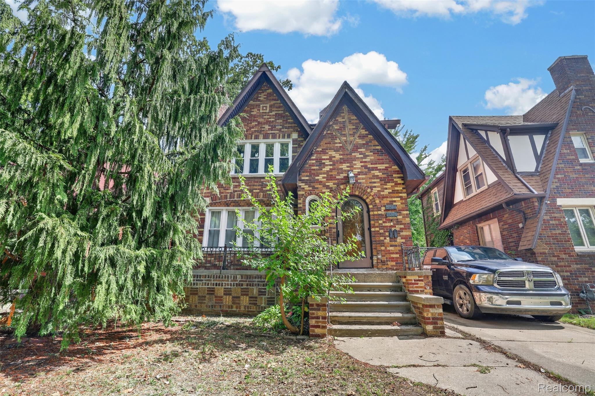5572 Kensington Avenue Property Photo 1