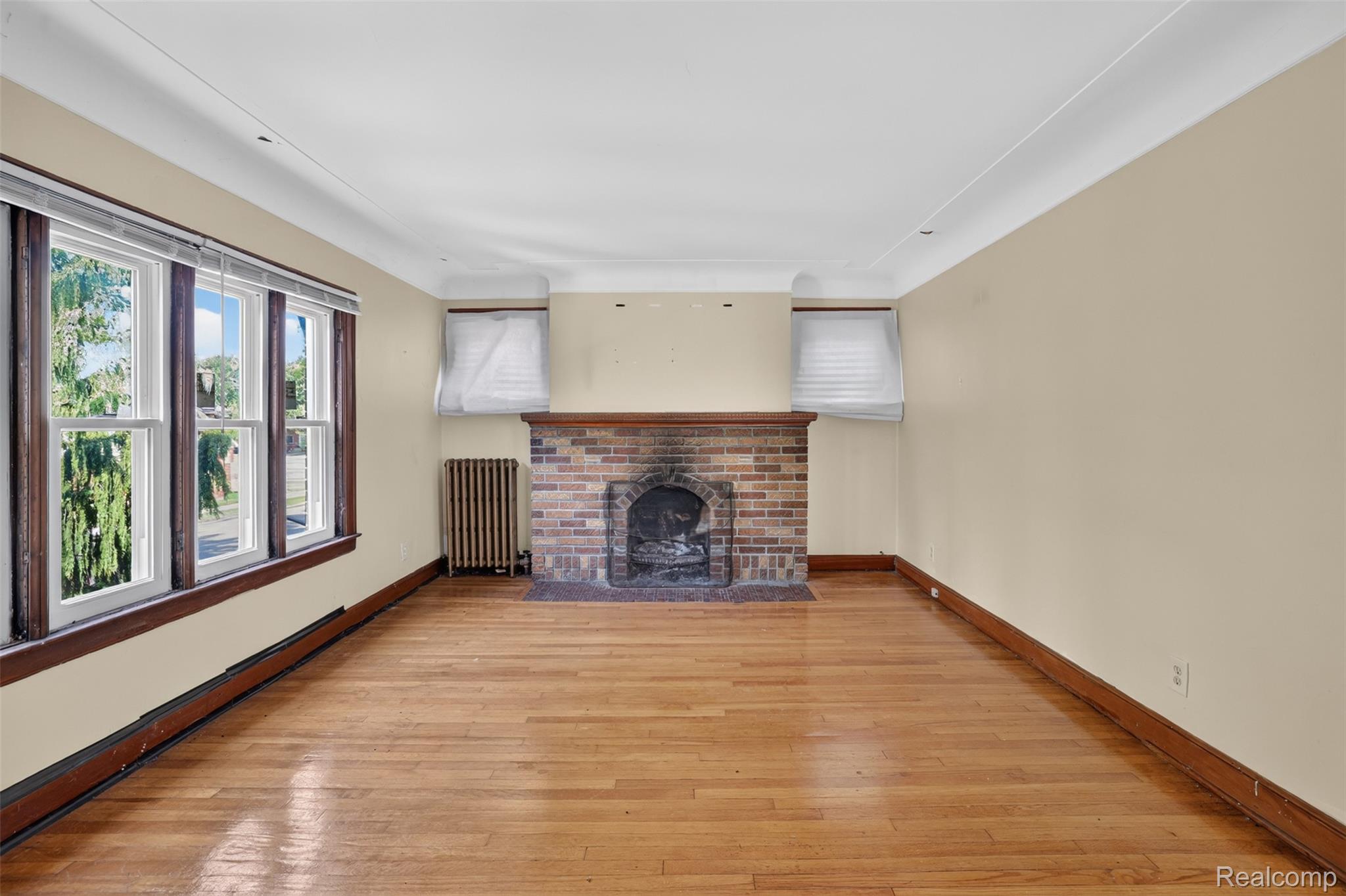 5572 Kensington Avenue Property Photo 3