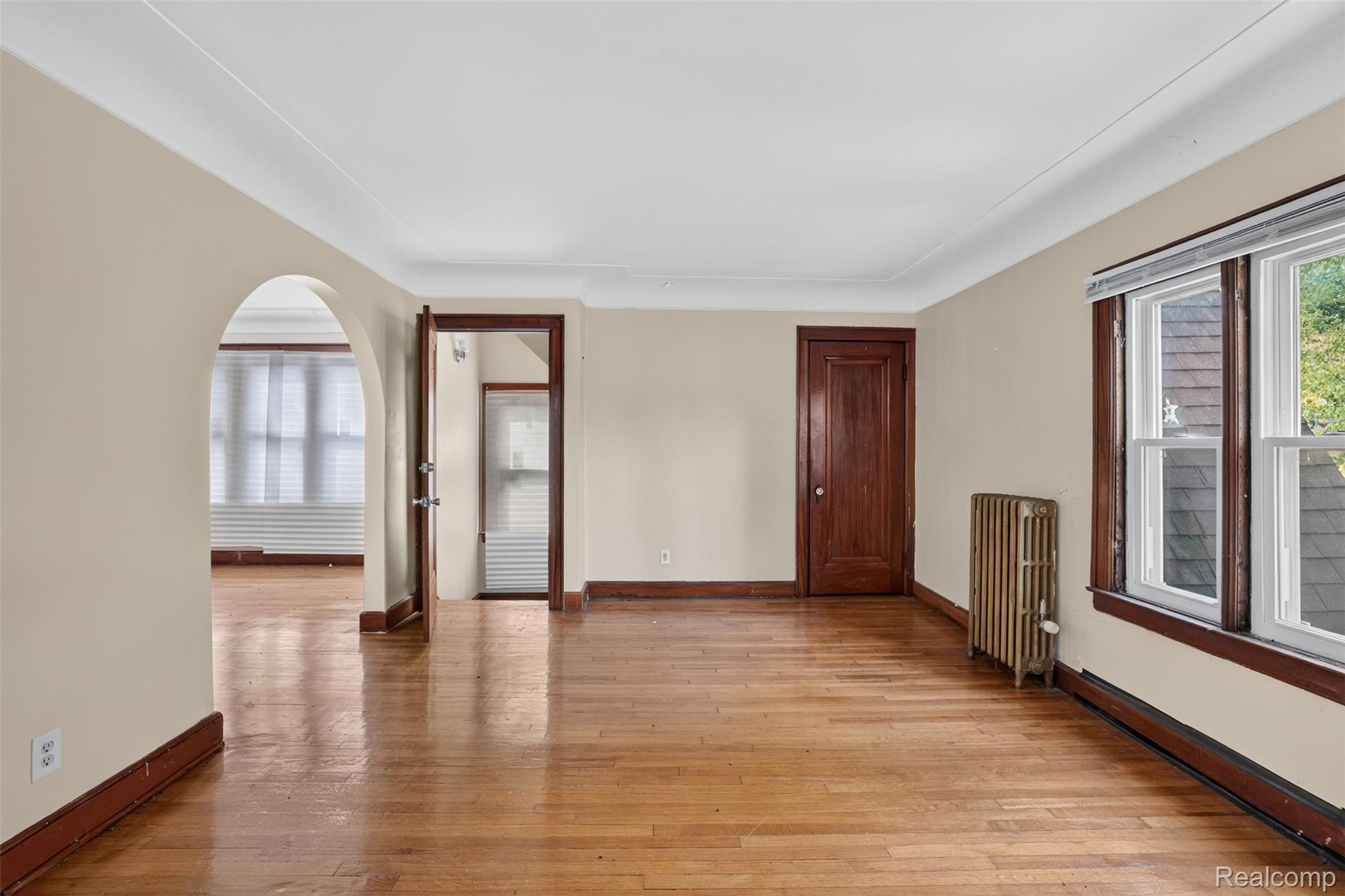 5572 Kensington Avenue Property Photo 4